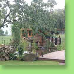 Teich und Blockhaus
